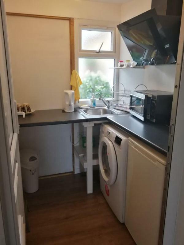 Rest Room Near To Heathrow Airport Ashford  Екстериор снимка